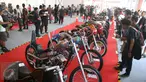  Pengunjug melihat motor di pameran Tumplek Blek 2017 di Senayan, Jakarta, Sabtu (1/4). Otobursa Tumplek Blek 2017 menampilkan sekitar 400 lapak dan bursa seputar dunia otomotif, spare parts, aksesori, dan banyak lagi. (Liputan6.com/Angga Yuniar)