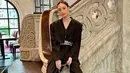 <p>Tatjana Saphira tampil lebih kasual dalam balutan baju serba hitam. Di sini ia terlihat mengenakan cropped blazer yang dipadu dengan celana panjang, platform shoes, dan shoulder bag yang semuanya berwarna hitam. Foto: Instagram.</p>