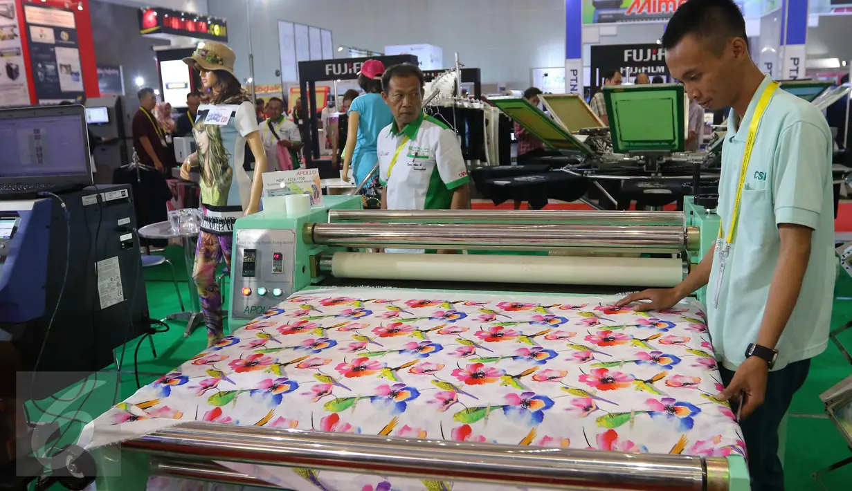 Petugas memperlihatkan hasil print satu produk saat Pameran Mesin Cetak dan Print All Pack Indonesia, All Process di Jakarta International Expo, Kemayoran, Jakarta, Rabu (5/10). (Liputan6.com/Angga Yuniar)