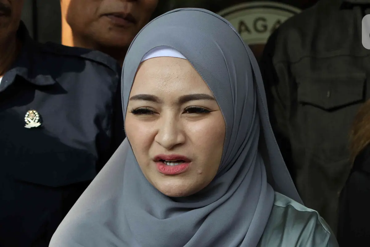 Ekspresi Kesedihan Nathalie Holscher di Sidang Perdana Perceraian dengan Sule