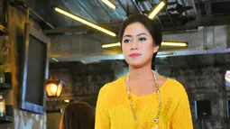 Model mengunakan kain tenun koleksi terbaru SRI Indonesia saat fashion show, Jakarta, Selasa (17/5). Sri Indonesia menggelar acara trunk show dan lelang baju untuk disumbangkan pada pengrajin tenun dari Garut. (Liputan6.com/Yoppy Renato)