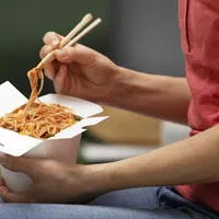 Kenali dampak jangka panjang dari konsumsi makanan instan. (foto: jcomp/freepik)