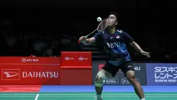 Anthony Sinisuka Ginting langsung tersingkir dari Japan Open 2023. Pebulu tangkis tunggal putra Indonesia itu kalah dari Kanta Tsuneyama&nbsp;asal Jepang 13-21 dan 18-21 di&nbsp;Yoyogi 1ST Gymnasium, Tokyo, Jepang, Rabu (26/7/2023). (foto: PBSI)