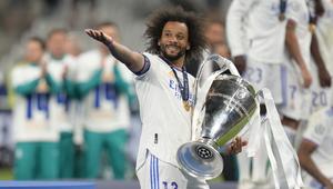Marcelo. Bek kiri Brasil berusia 34 tahun ini telah memperkuat Real Madrid hampir 15 tahun usai didatangkan dari Fluminense pada tengah musim 2006/2007 dengan nilai transfer 6,5 juta euro. Ia total telah menjalani 545 laga bersama Los Blancos di semua ajang kompetisi dengan torehan 38 gol dan 103 assist. Berbagai gelar bergengsi telah diraihnya, di antaranya 6 trofi La Liga dan 5 trofi Liga Champions. Empat klub dikabarkan bisa menjadi pelabuhan selanjutnya di musim depan dengan status bebas transfer, yaitu Arsenal, Juventus, Inter Miami atau Fluminense. (AP/Kirsty Wigglesworth)