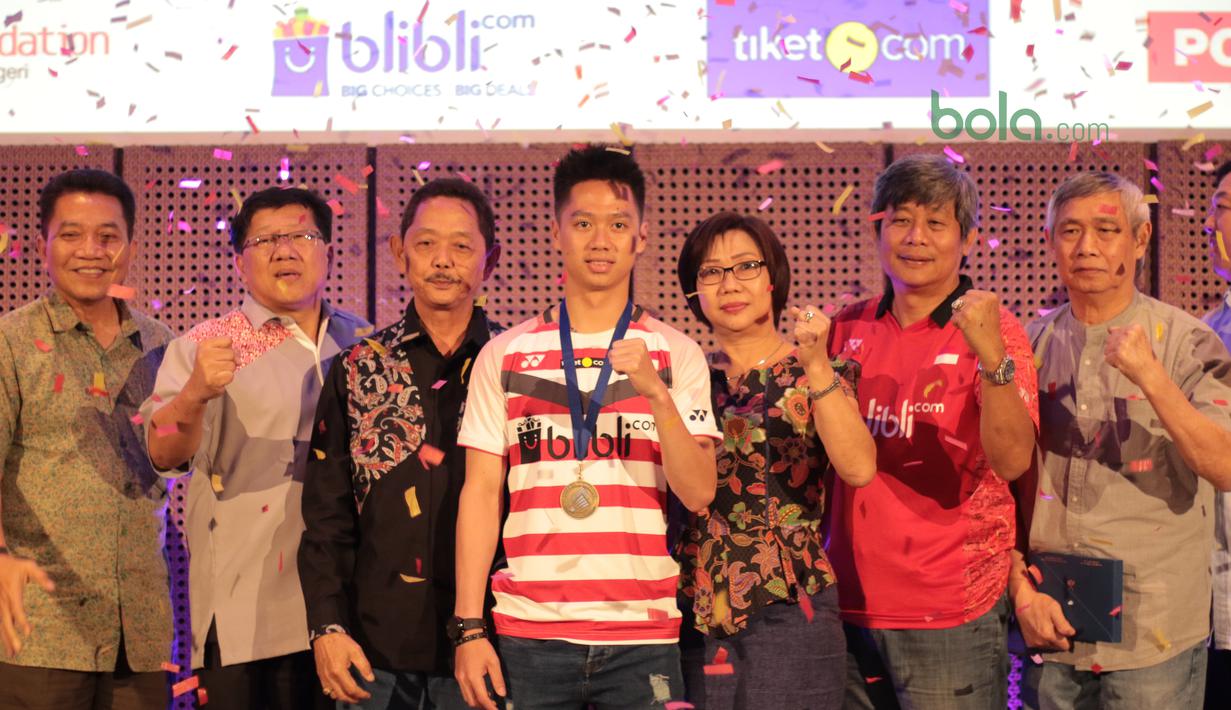 Kevin Sanjaya melakukan foto bersama usai menerima penghargaan dari Djarum Foundation di Galeri Indonesia Kaya, Grand Indonesia, Jakarta (28/3/2018). Kevin menerima deposito sebesar Rp 200 juta. (Bola.com/Nick Hanoatubun)