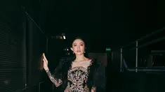 Artis sinetron Febby Rastanty mengunggah potretnya dalam balutan kebaya mewah yang dilengkapi dengan bulu atau fur di bagian bahu. Gaun kebaya kali ini dirancang designer bernama Julianto. (Instagram/febbyrastanty)
