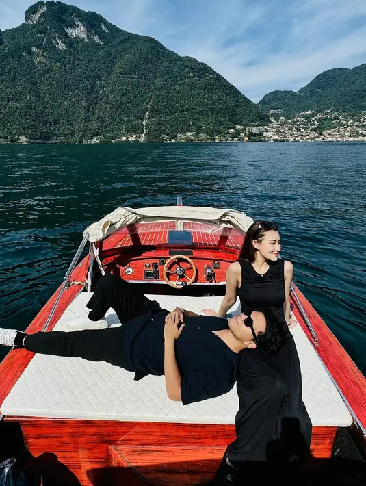 Pasutri baru Thariq Halilintar dan Aaliyah Massaid memilih Roma sebagai destinasi honeymoon mereka. Di beberapa potret terbaru yang diunggah Aaliyah Massaid, couple ini kompak mengenakan outfit serba hitam. [@aaliyah.massaid].