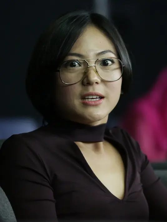 "Kalo dibilang ngefans sih nggak terlalu yang gimana, cuma saya mengidolai karena dia (Nike Ardilla) keren," ungkap Poppy Sovia saat ditemui di kawasan Cilandak, Jakarta Selatan, Sabtu (10/12/2016). (Foto: Bambang E. Ros/Bintang.com)