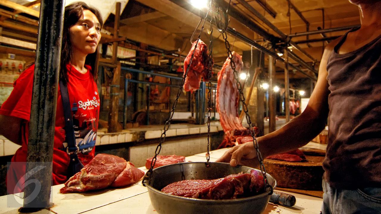 Seorang wanita terlihat sedang membeli daging di salah satu pasar di Jakarta. (Liputan6.com/Yoppy Renato)