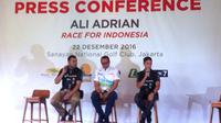 Pebalap Indonesia, Ali Adrian (kanan), Kamis (22/12/2016), mengatakan bertekad tampil di ajang MotoGP pada lima tahun lagi. (Bola.com/Andhika Putra)