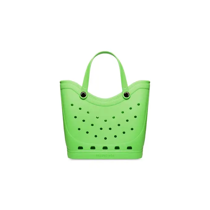 Balenciaga dan Crocs Kembali Berkolaborasi, Kali Ini Tas Karet Senilai Rp18,5 Juta, Tertarik Beli?