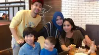Raffi Ahmad ajak ibunda Nagita Slavina liburan ke Dubai [foto: instagram/rieta_amilia]