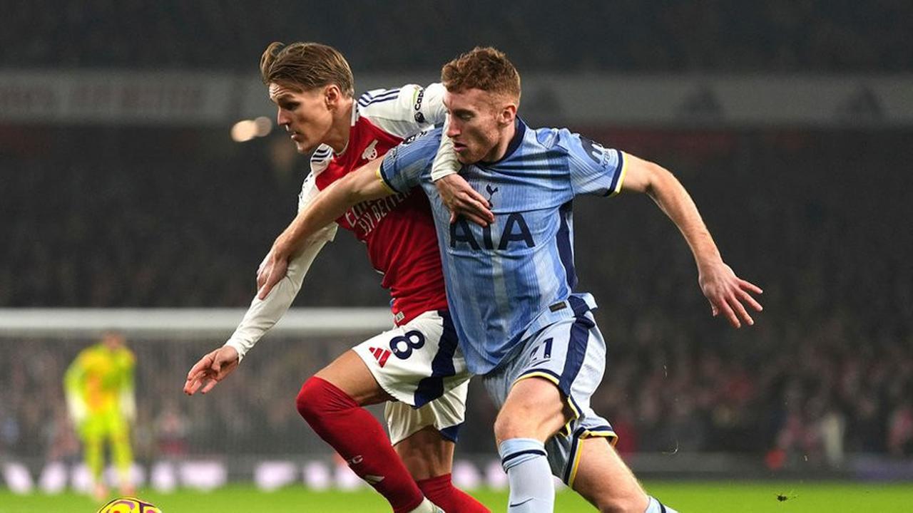 Duel Martin Odegaard dan Dejan Kulusevski dalam laga Premier League antara Arsenal vs Tottenham, Kamis (16/1/2025). (c) PA via AP Photo/Bradley Collyer