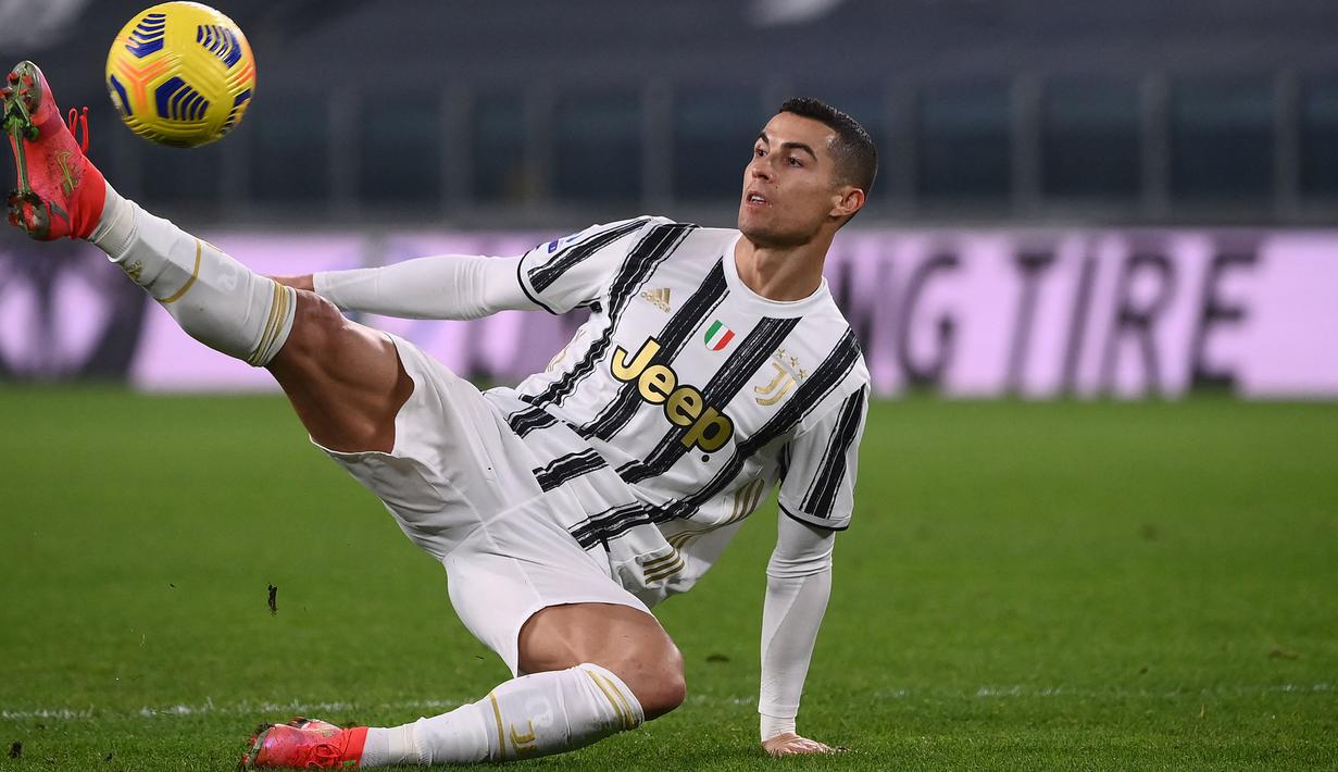 Cristiano Ronaldo saat ini memiliki nilai banderol sebesar 45 juta euro. Dirinya bisa saja bernasib sama dengan rivalnya, Lionel Messi jika Juventus tak memperpanjang kontraknya pada Juni 2022. (Foto: AFP/Marco Bertorello)