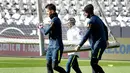 Kiper Brasil, Neto (kiri) dan Alisson membawa gawang selama sesi pelatihan di Berlin, Jerman, (26/3). Brasil akan menghadapi Jerman pada pertandingan persahabatan internasional pada 27 Maret di Berlin. (AP Photo/Michael Sohn)