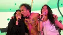 Kaka Slank mengajak dua wanita untuk mendampinginya saat membawakan salah satu lagu di panggung Colosseum Club, Jakarta, Jumat (3/4). Stage Empire yang merupakan program konser musik mingguan tersebut merayakan HUT pertama. (Liputan6.com/Faisal R Syam)  