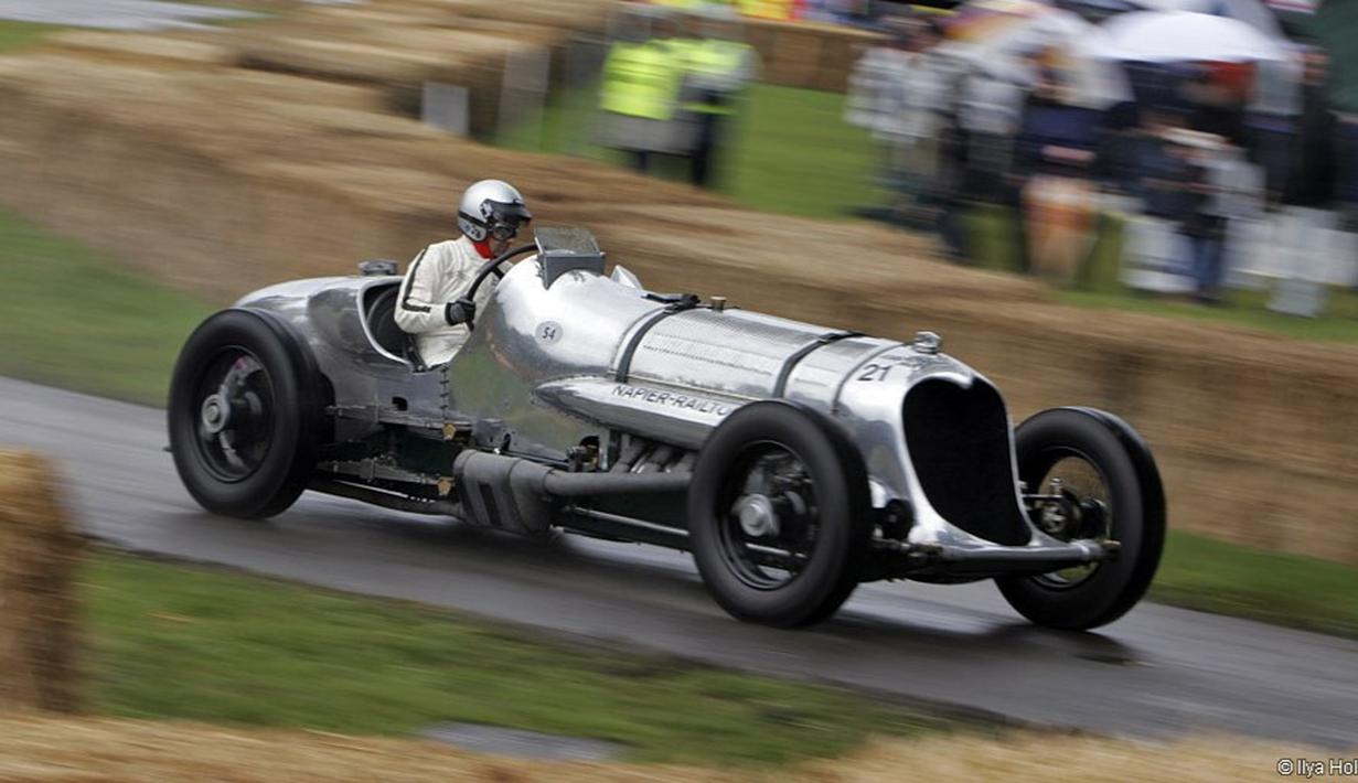 Napier-Railton: Mobil ini menjadi rekor tercepat pada ajang 24-hours di Bonneville Salt Flats di tahun 1936 dengan kecepatan tembus 242 km/h. Mesinnya menggunakan Napier Lion aero engine dengan kapasitas 23.900cc 12-silinder yang mampu menyemburkan tenaga hingga 586 bhp. (Source: supercars.net)