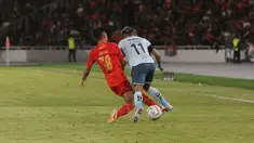 Pemain Persija Jakarta, Rayhan Hannan, berusaha merebut bola dari pemain Persita Tangerang, Muhammad Toha, pada laga pekan ke-21 BRI Liga 1 di Stadion Utama Gelora Bung Karno (SUGBK), Jakarta Pusat, Minggu (3/12/2023). (Bola.com/M Iqbal Ichsan)