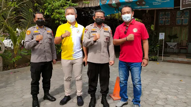Humas PT LIB, Hanif Marjuki (baju merah)