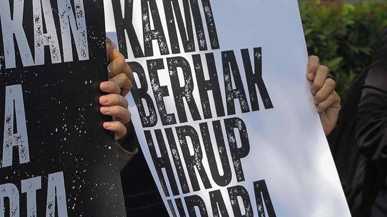 FOTO: Protes Udara Buruk Jakarta, Aktivis Singgung Jokowi Batuk-Batuk 4 Minggu