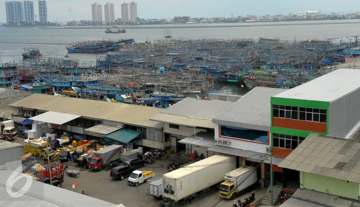 Ratusan perahu nelayan tampak bersandar di Pelabuhan Muara Angke, Jakarta Utara, Selasa, (13/01). Kebijakan pemerintah mengenai pembatasan Bahan Bakar Minyak (BBM) jenis solar membuat ribuan nelayan tidak melaut. (Liputan6.com/Faisal R Syam)