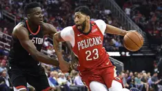 Pebasket Houston Rockets, Clint Capela, berusaha menghadang pebasket New Orleans Pelicans, Anthony Davis, pada laga NBA di Toyota Center, Minggu (25/3/2018). Rockets menang 114-91 atas Pelicans. (AP/Eric Christian Smith)