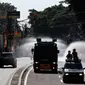 Mobil Water Cannon milik Polisi menyemprotkan Disinfektan di jalan Slipi, Jakarta, Selasa (31/3/2020). Meluasnya Covid-19 membuat petugas kepolisian Berinisiatif menyemprotkan Disinfektan menggunakan Water Cannon memutari jalan, Petamburan, Slipi Raya Jakarta Barat. (Liputan6.com/Johan Tallo)