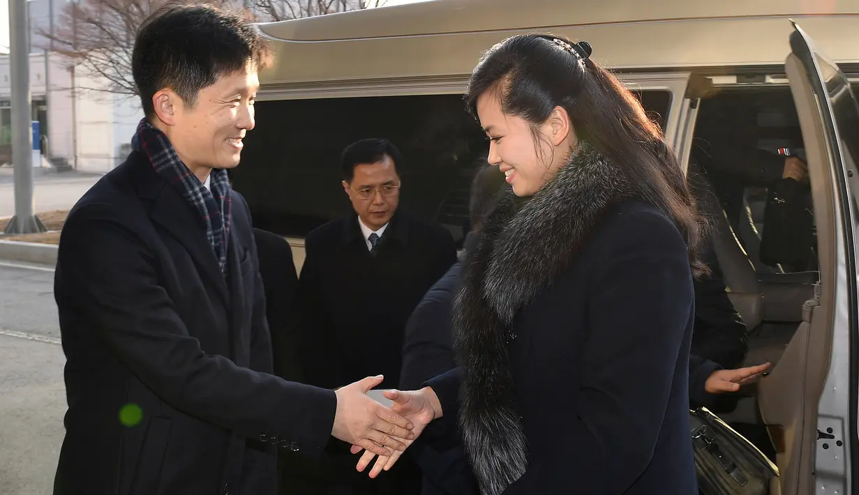 Pejabat Korea Selatan mneyambut kedatangan Delegasi Korea Utara, Hyon Song-wol di perbatasan kedua negara, Paju, Minggu (21/1). Delagasi beranggotakan tujuh pejabat Korea Utara itu dipimpin oleh Hyon Song-wol. (South Korea Unification Ministry via AP)