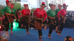 Sejumlah penari membawakan tarian tradisional Indonesia di Terminal 3, Bandara Seokarno Hatta, Tangerang, Senin (15/8). Acara pentas budaya tersebut bertujuan untuk menyambut para penumpang. (Liputan6.com/Angga Yuniar)