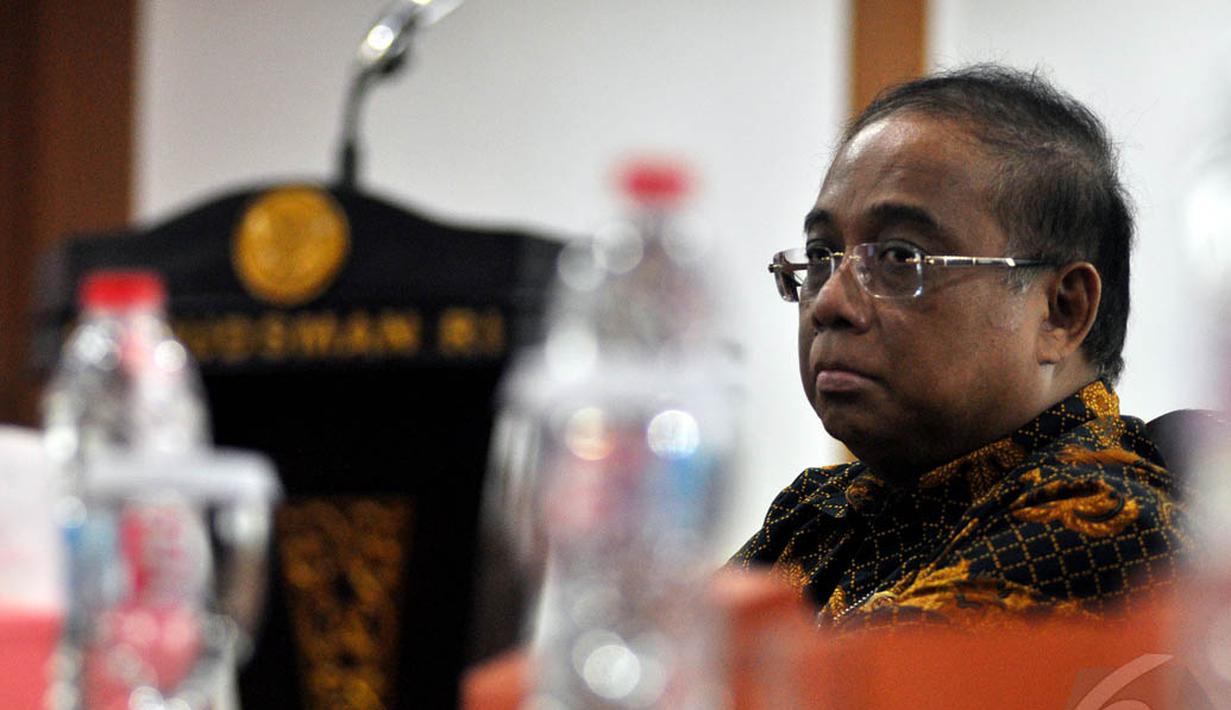 Menko Kemaritiman Indroyono Soesilo saat acara penyerahan rekomendasi izin hutan di Kantor Ombudsman, Jakarta, Jumat (9/1/2015). (Liputan6.com/Miftahul Hayat)