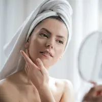 Segera atasi tanda-tanda penuaan dini pada kulitmu dengan rekomendasi serum retinol terbaik berikut ini! (pexels/andreapiacquadio).