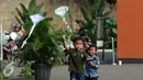 Dua orang anak berusaha menerbangkan layang layang saat bermain di Lapangan Monumen Tugu Pancasila TMII, Jakarta, Jumat (8/7). TMII masih menjadi lokasi favorit warga menghabiskan libur hari raya. (Liputan6.com/Helmi Fithriansyah)