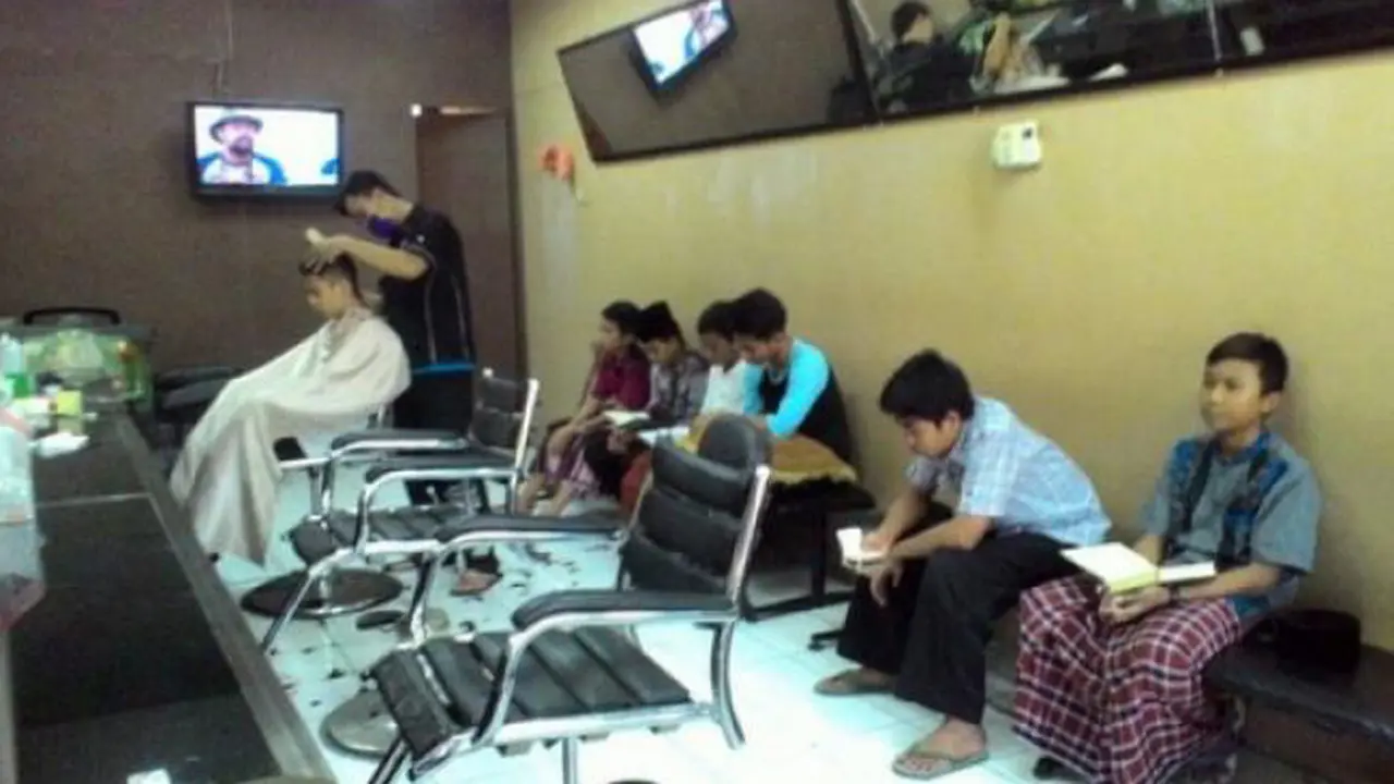 Unik, Pangkas Rambut Bayar dengan Baca Quran