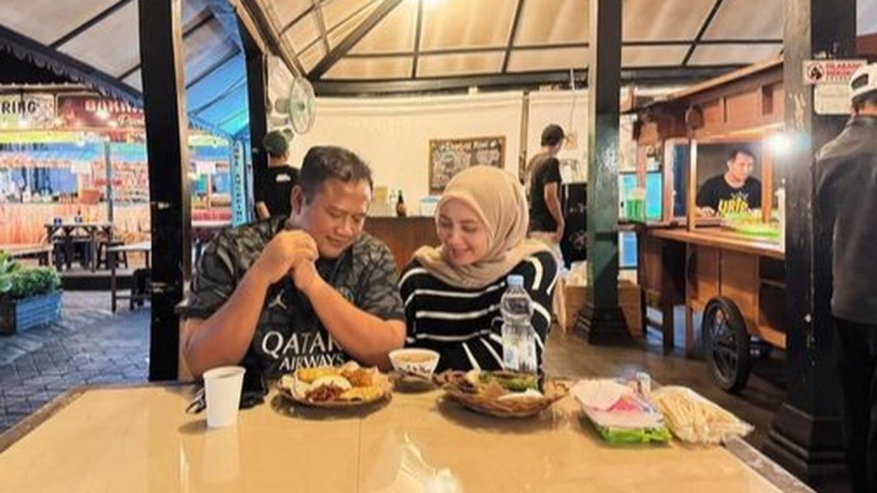 Lewat keterangan unggahan, Adi kemudian menuliskan kalimat-kalimat super romantis yang ditujukkan untuk istri tercinta.
