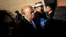 Pendeta John Lewis meninggalkan Motel Lorraine usai mengikuti peringantan 50 tahun pembunuhan Martin Luther King Jr di Memphis, Tennessee (4/4). (AFP/Brendan Smialowski)