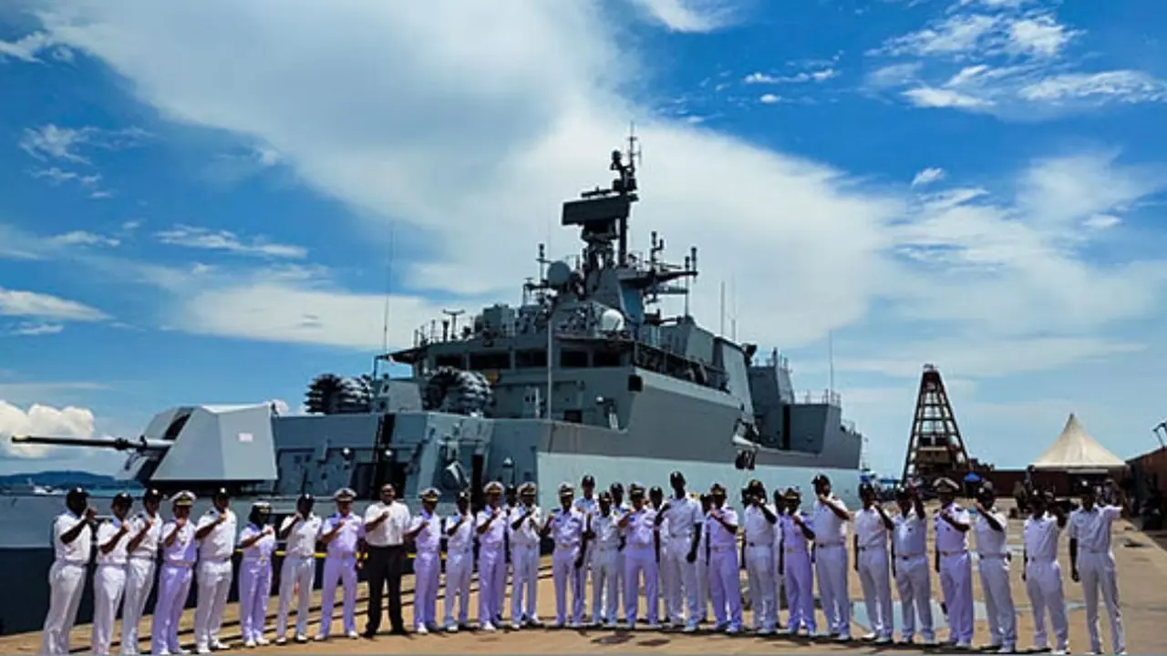 Anti-Submarine Warfare Corvette INS Kavaratti tiba di Batam, Indonesia untuk berpartisipasi dalam latihan bersama ((Image Credit: Twitter/@indiainmedan)