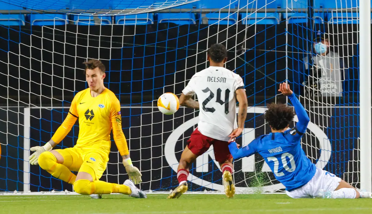 Gelandang Arsenal, Reiss Nelson, saat mencetak gol ke gawang Molde pada laga lanjutan Liga Europa di Aker Stadion, Jumat (27/11/2020) dini hari WIB. Arsenal menang 3-0 atas Molde. (AFP/Svein Ove Ekornesvag/NTB)