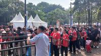 Suporter Timnas Indonesia mengantre untuk masuk ke SUGBK, jelang laga Timnas Indonesia Vs Irak, Kamis (6/6/2024) siang WIB. (Bola.com/Hery Kurniawan)