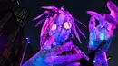 Penampakan makhluk misterius setinggi enam meter berhias cahaya saat pratinjau Festival Vivid Sydney di Barangaroo, Sydney, Australia, Rabu (23/5). Festival Vivid Sydney berlangsung pada 25 Mei hingga 16 Juni 2018. (Saeed KHAN/AFP)