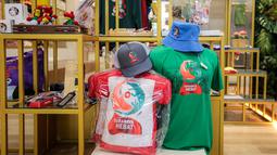 Berbagai barang seperti gantungan kunci, kaos, topi, hingga boneka diperjualkan di sana. (Bola.com/Bagaskara Lazuardi)
