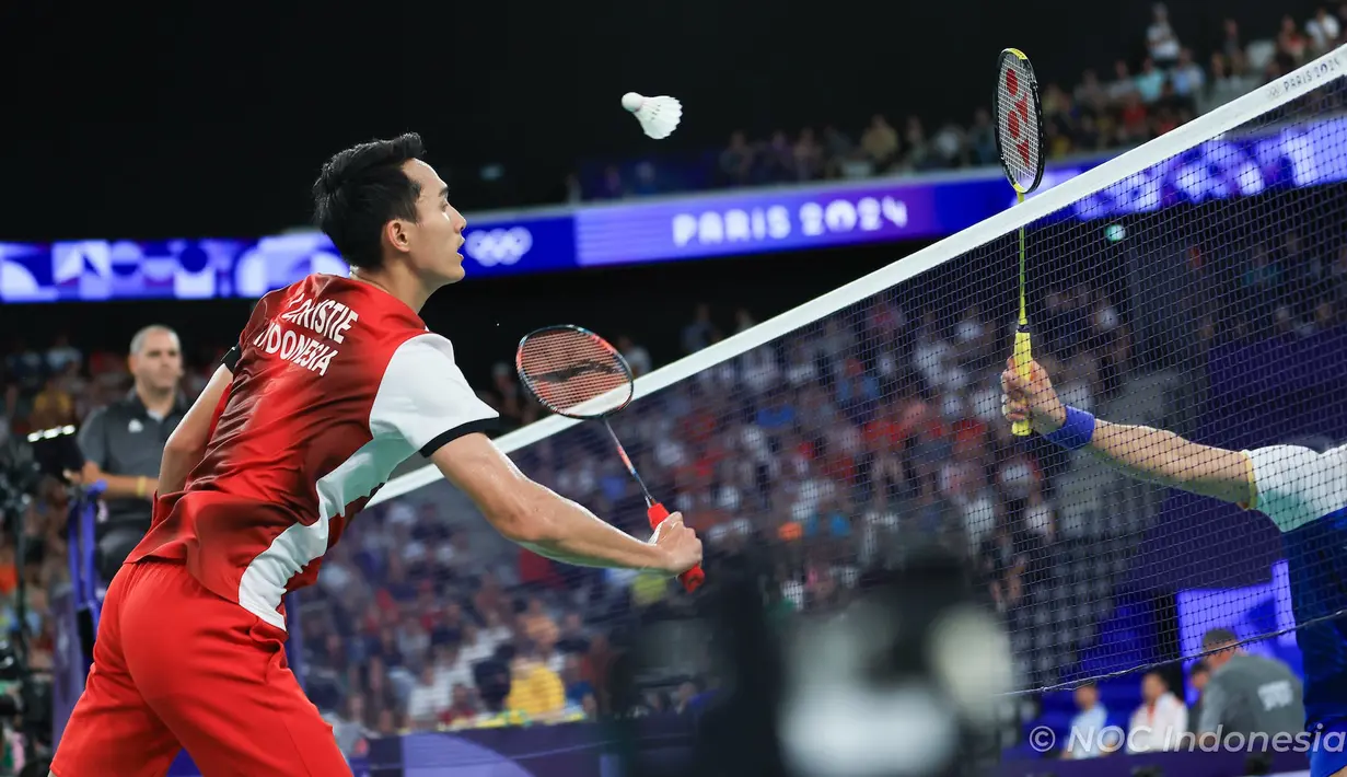 <p>Pebulutangkis Indonesia, Jonatan Christie gagal mengantisispasi bola adangan di depan net wakil India, Lakshya Sen pada laga terakhir Grup L nomor tunggal putra cabor bulutangkis Olimpiade Paris 2024 di Porte de la Chapelle Arena, Paris, Rabu (31/7/2024). Jonatan Christie kalah straight-game 18-21, 12-21. (Dok. NOC Indonesia/Naif Muhammad Al'as)</p>
