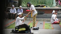 Sejumlah umat Hindu melakukan sembahyang di Pura Aditya Jaya, Jakarta, Sabtu (17/3). Sembahyang tersebut dilakukan untuk perayaan Hari Raya Nyepi Tahun Baru Saka 1940. (Liputan6.com/Herman Zakharia)