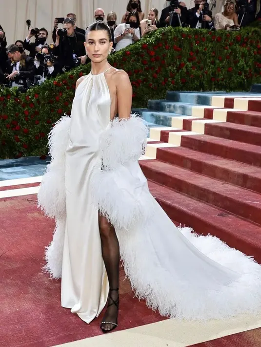 <p>HaIley Bieber terlihat begitu menawan dalam balutan silk dress warna putih dari Saint Laurent. (Instagram/metgalaofficial).</p>