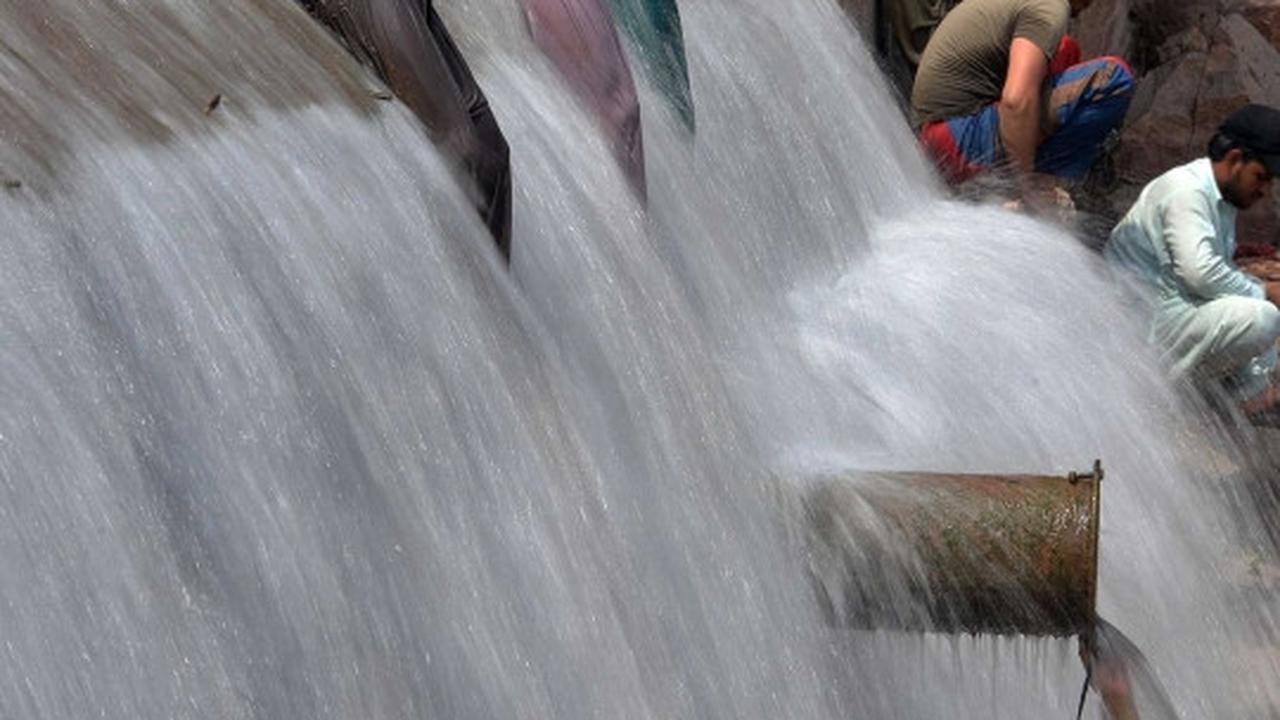 Akibat gelombang panas, banyak warga Pakistan "tidur" di sungai