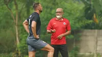 Pelatih Persija Jakarta, Sudirman (kanan) berbincang dengan striker Marko Simic di sela latihan perdana Persija Jakarta usai menjuarai Piala Menpora 2021 menjelang bergulirnya Liga 1 di National Youth Training Centre (NYTC) Sawangan Depok, Kamis (20/5/2021). (Foto: Dok. Persija Jakarta)