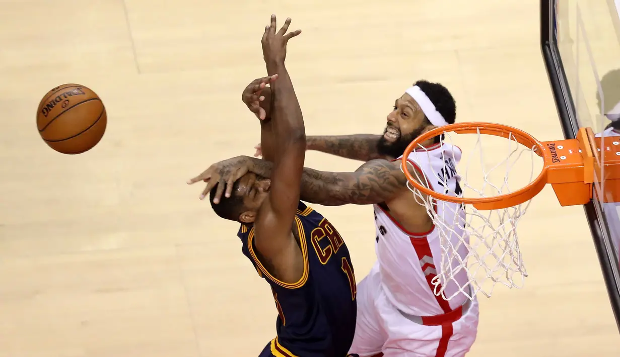 Pemain Raptors, James Johnson #3 menepis tembakan pemain Cavaliers, Tristan Thompson #13 pada final Wilayah Timur NBA Playoffs 2016 di Air Canada Centrer, Selasa (24/5/2016), Toronto, Ontario, Canada. (Tom Szczerbowski/Getty Images/AFP)