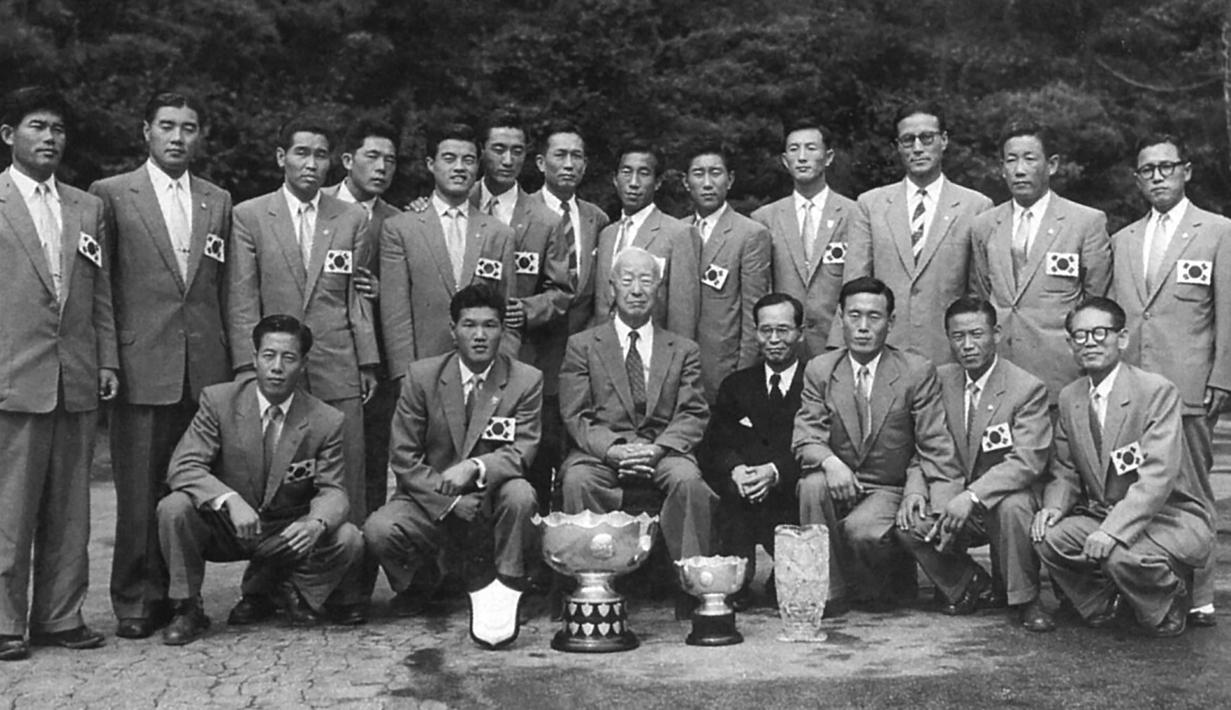 Sepanjang sejarah Piala Asia, Korea Selatan total mengoleksi dua gelar juara yang dilakuan secara beruntun, yaitu pada penyelenggaraan pertama tahun 1956 di Hongkong dan edisi kedua pada 1960 saat korea Selkatan menjadi tuan rumah. Pada dua penyelenggaraan tersebut, turnamen hanya diikuti 4 negara dengan sistem round robin dan Korea Selatan menjadi juara sebagai pemuncak klasemen. (the-afc.com)