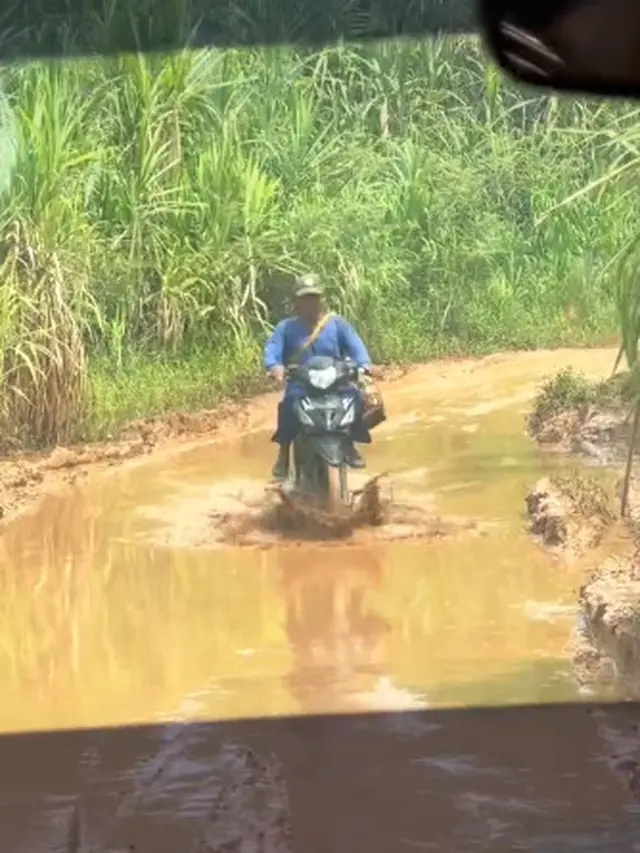 Jalan rusak Lampung (TikTok/@reviewyuk21)