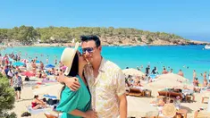 Ibiza merupakan salah satu destinasi wisata populer di dunia ketika berkunjung ke Spanyol. Sebuah pulau indah yang berada di Laut Mediterania ini memang memiliki pemandangan yang menakjubkan. Maka tidak heran bila Titi Kamal dan Christian Sugiono memilih untuk menikmati momen liburan keluarga ke tempat ini. (Liputan6.com/IG/@titi_kamall)