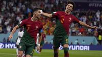 Selebrasi pemain Timnas Portugal, Cristiano Ronaldo dan Joao felix&nbsp;usai menjebol gawang Ghana dalam pertandingan Grup H Piala Dunia 2022 yang berlangsung di Stadium 974, Qatar, Kamis (24/11/2022). (AP Photo/Manu Fernandez)